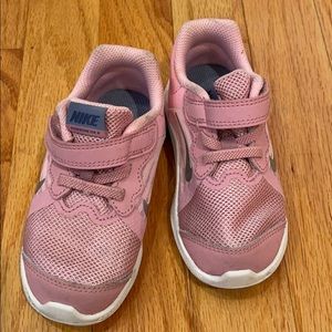Girls Nike sneakers ! Never worn !
